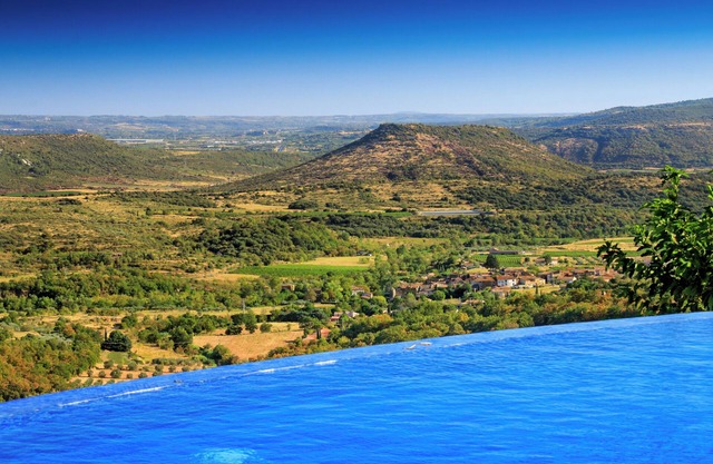 Luxury villa in the vineyards. The elegance of a new Art de Vivre.