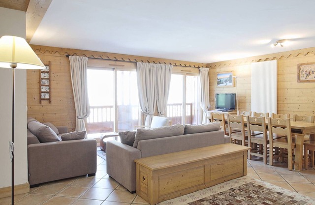 Luxurious Duplex, 10 Guests, Ski-in/Ski-out, Spa, Pool, Gym, Garage, WiFi