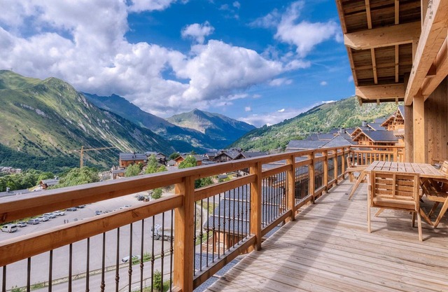 Luxury chalet for 15 with sauna and jacuzzi in 3 Valleys