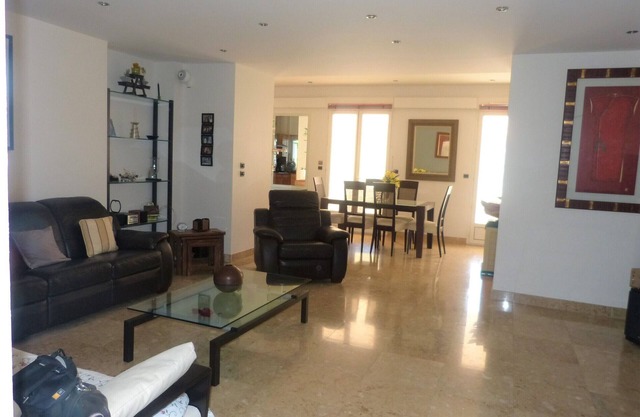 Luxurious 100 m2 downtown apartment with large terrace and garage