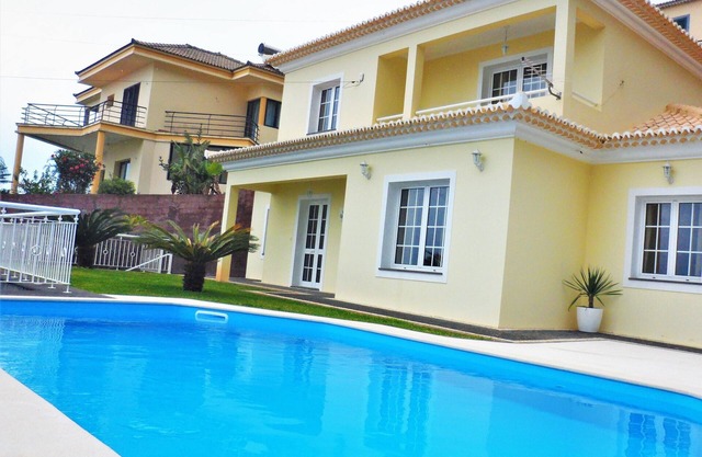 Luxurious 3/4bedroom get-a-way with private pool and games room
