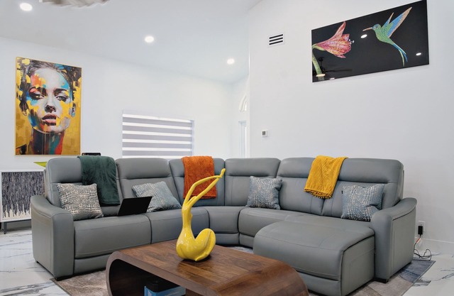Luxurious 3bedroom/2BA Home w/Heated Pool, A/C, Washer/Dryer, Wi-Fi, Hair Dryer
