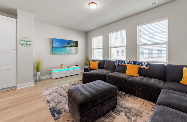 Luxurious 3BR Townhome King Bed 10 mins to Uptown