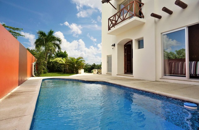 Luxurious 4 bedroom house with views: short ride to beach