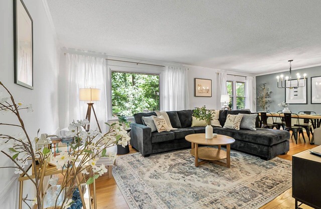 Luxurious 4BD near Downtown and RDU, with sunroom, theatre, games, & more!