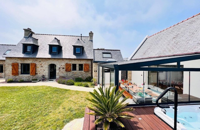 Luxurious 5 star villa by the sea with sauna jacuzzi