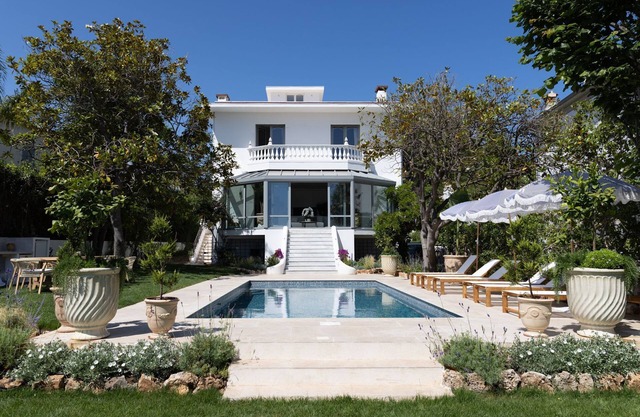 Luxurious 6-bedroom seafront villa with swimming pool near Cannes