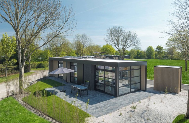 Luxurious 6-person villa with modern kitchen, sunny garden and within walking distance of the beach.