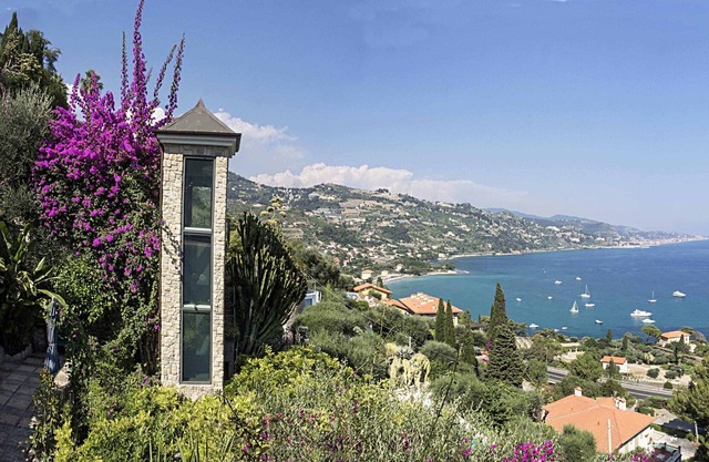 Luxurious apartment with breathtaking views of Italian Riviera.