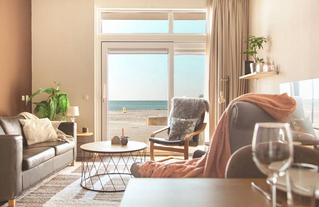 Luxurious apartment with a balcony or a patio, a bathtub, and a private parking space directly on the IJsselmeer at Beach Resort Makkum.