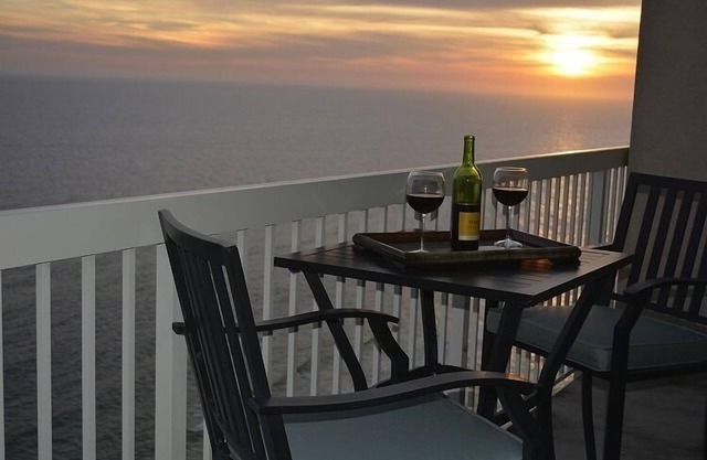 LUXURIOUS BEACH FRONT PENTHOUSE, Remodeled Baths & Kitchen & FREE BEACH SERVICE!