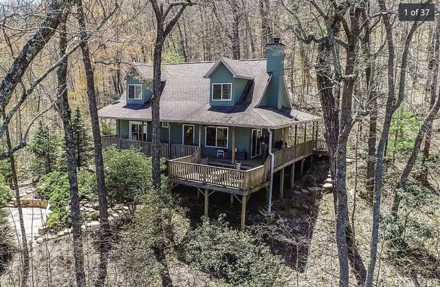 Luxurious Cabin with Stunning Mountain Views and Outdoor Fireplace in Sky Valley