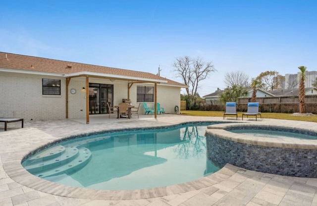 Luxurious & Comfy - Private Pool & Spa - Golf Cart