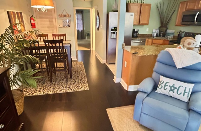 Luxurious Condo across from Beach, Boardwalk, Shops and Restaurants. King Bed.