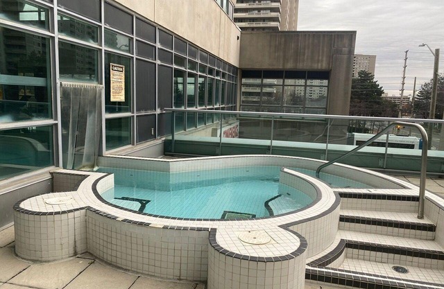 Luxurious Condo with pool .Walking distance to downtown Mississauga and Mall.