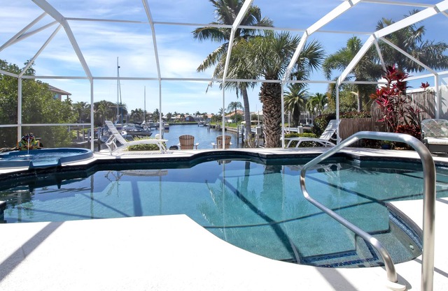 Luxurious Contemporary Vacation Awaits You! Hot tub/Heated Pool/Right on Canal!