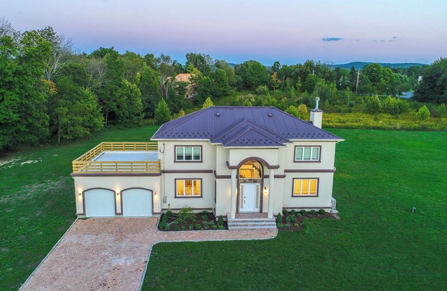 Luxurious Countryside Retreat: 4 Private Baths, Rooftop Deck, Serene Setting