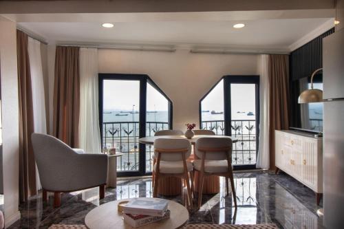 Luxurious & Elegant 2BR W Stunning Views