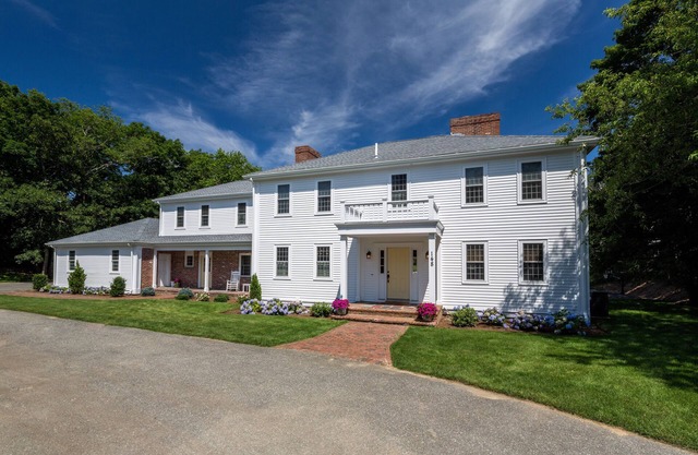 Luxurious farm house colonial with pool & amenities near beach. Sleeps 20.