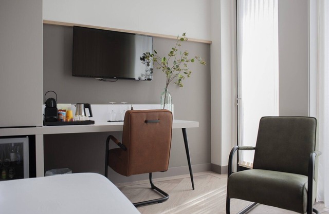 Luxurious hotel room for 4 people at De Boshoek on the Veluwe, with air conditioning, Nespresso machine, and meadow views. Book your sustainable holiday!