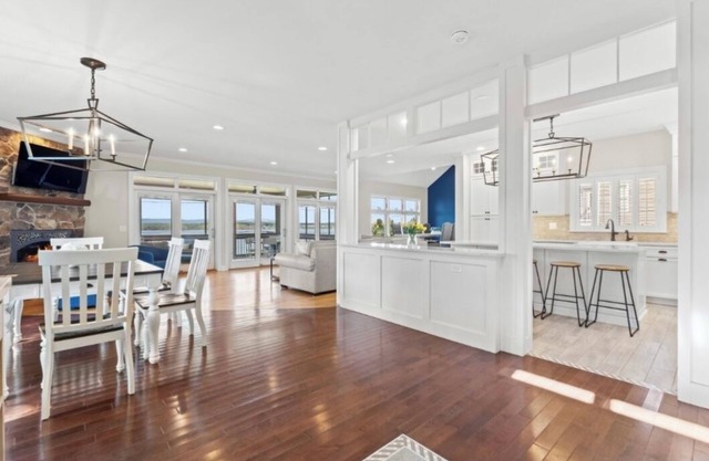 Luxurious Lake House in Saratoga w Private Dock Close to Race Track and Golf