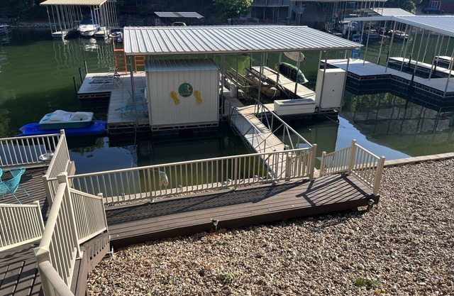 Luxurious Lakefront Home with Dock & Boat slips, On a Deep water, No wake cove.