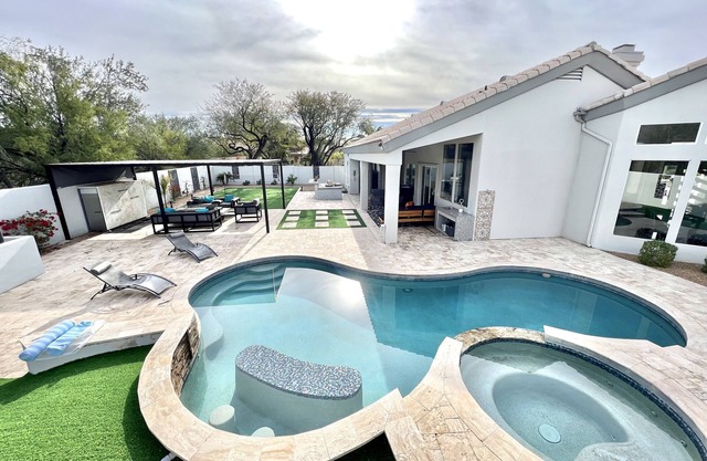 Luxurious Modern Playhouse with bar, heated pool/spa karaoke, sauna and games