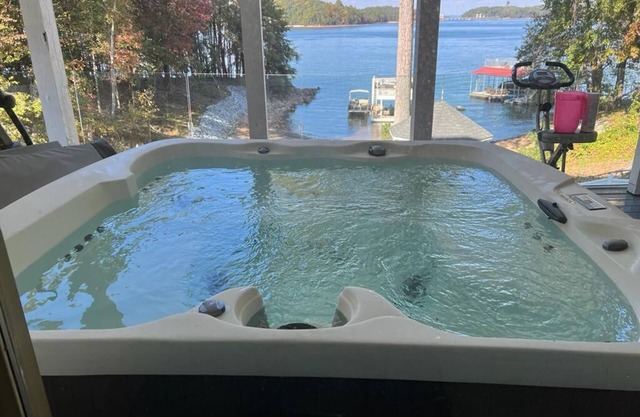 Luxurious Oasis over Lake Lanier Islands & Margaritaville! Hot Tub! Boat Dock!