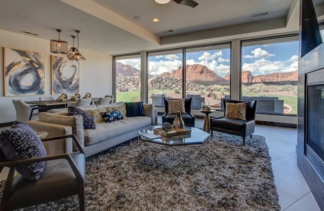 Luxurious parade home! 4 bed 4 bath retreat, breathtaking Snow Canyon views!