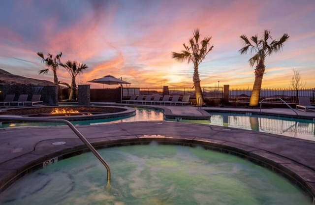 LUXURIOUS POOLSIDE VILLA *Sparkling Clean, Speedy Wireless, Resort Pool, ZION.