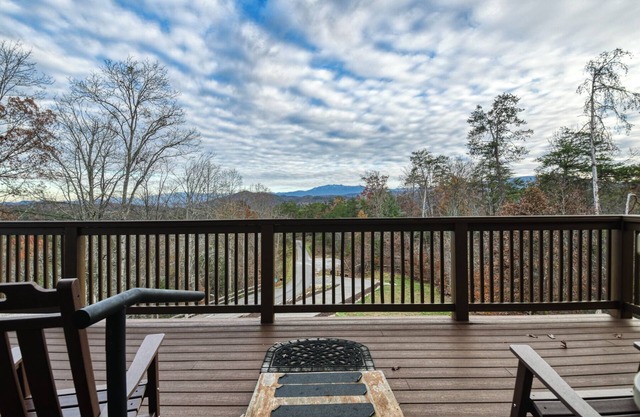 LUXURIOUS, PRIVATE, WHEELCHAIR-FRIENDLY, VIEWS, HOT TUB, FIRE PIT, SPACIOUS