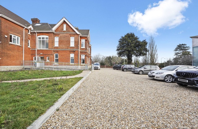 Luxurious Spacious Flat Maidstone with parking