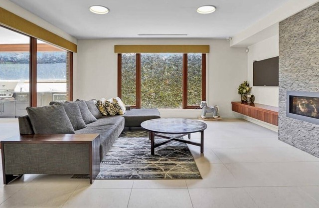 Luxurious Surrey Hills Retreat+Private Pool