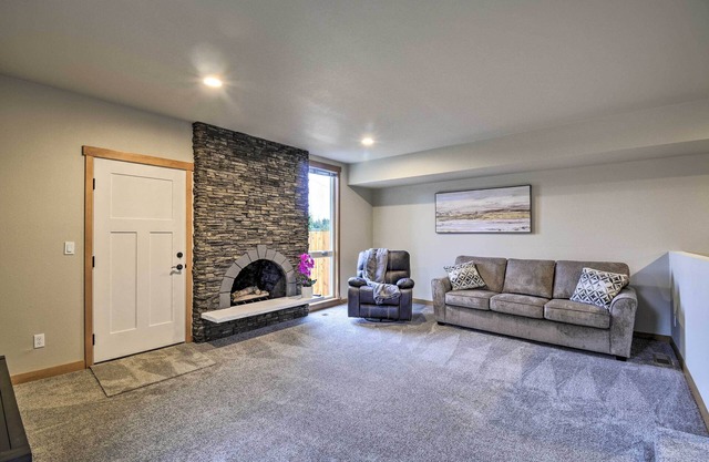Luxurious Tacoma Retreat w/Quartz Countertops!