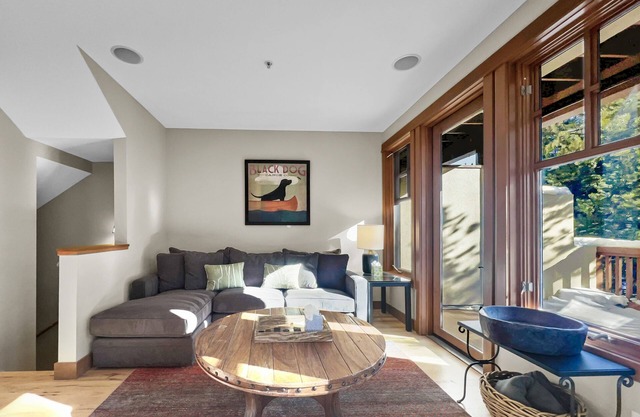 Luxurious Town Home, Short Walk to Lifts, Private Hot Tub 164B
