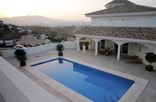 'Luxurious villa in the sun' with Sea & Mountain View, Pool, A/C & Wi-Fi