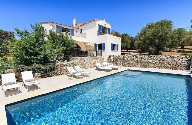 Luxurious villa in the heart of a centenary olive grove. Very rare!