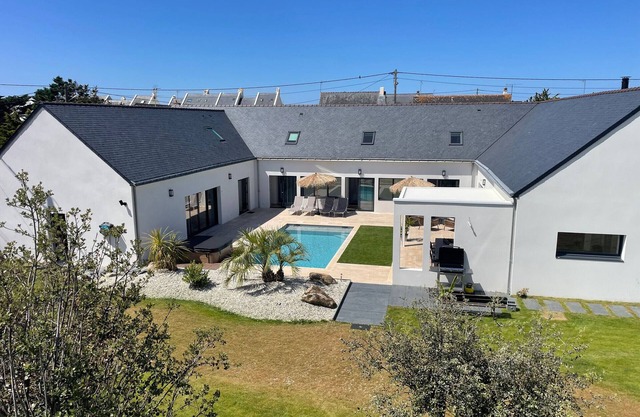 Luxurious Villa: Pool, Spa, Gym, Cinema, Near Beach, Sleeps 14