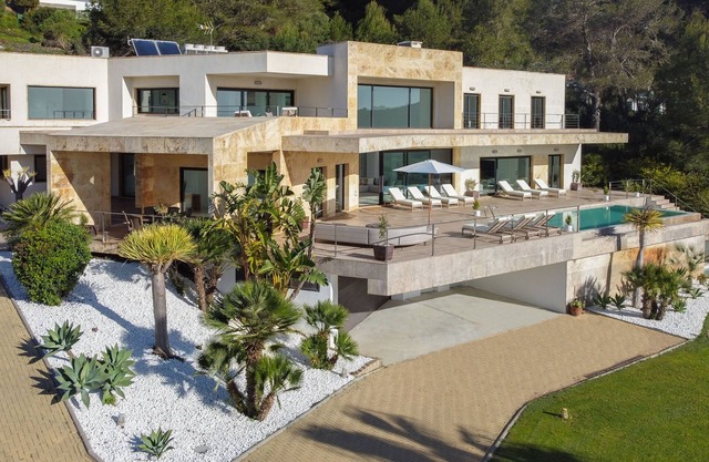 Luxurious villa with sea view and an amazing scenery