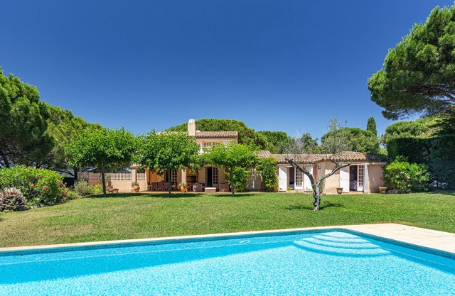 Luxurious villa with a large swimming pool villa