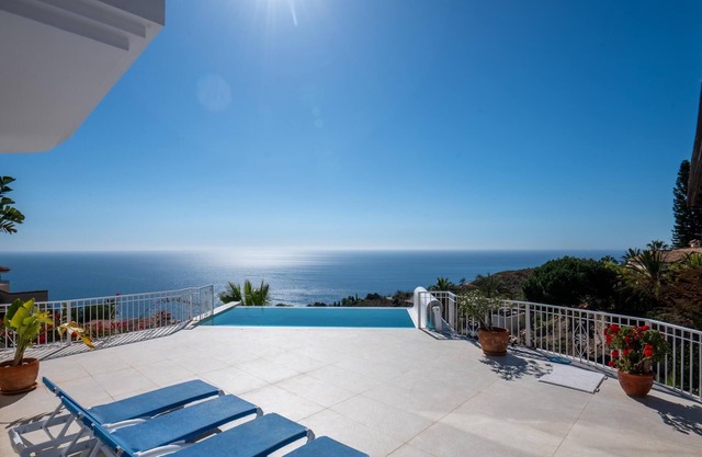 Luxurious villa with Jacussi