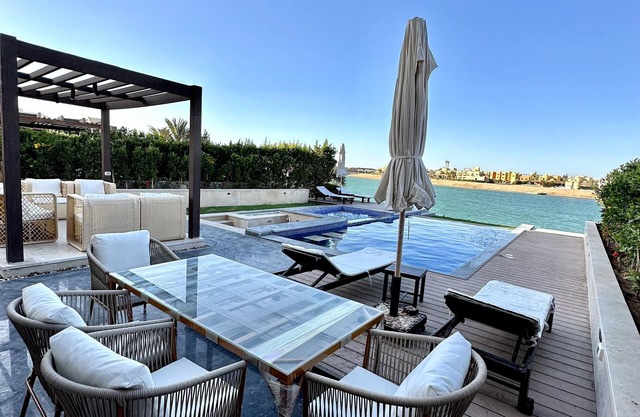 Luxurious Villa with Infinity Private Pool & Jacuzzi over Sabina Island's Lagoon