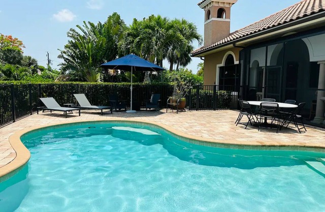 Luxurious Villa with Pool, Close to Sanibel Island