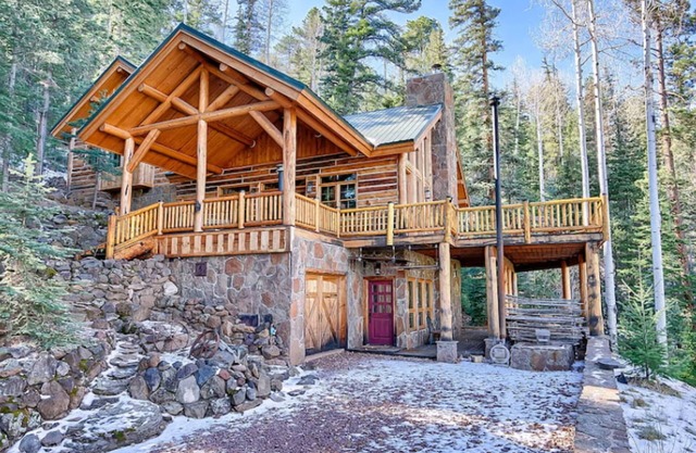 Luxurious wood cabin nestled in the woods with patio& hot tub