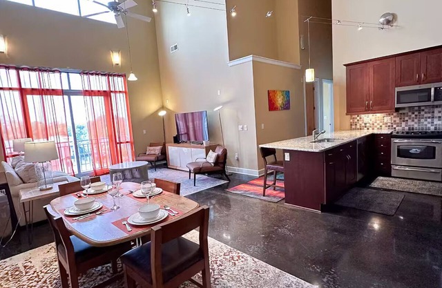 Luxuriously furnished 2BD Loft - walking distance from Duke University Hospital