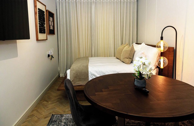 Luxury 1-bed apartment in amazing Rosebank, Johannesburg with fitness room, WiFi