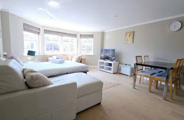 Luxury 1 bed Apt Sleeps 5, Barons Court 5m to tube