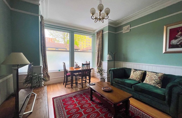Luxury 1 Bedroom Apartment in Southend w Parking