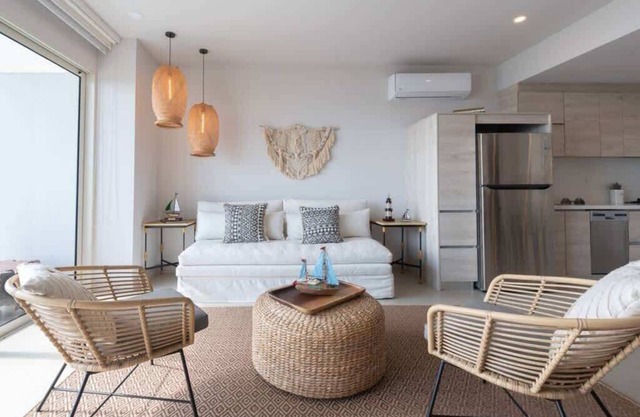 Luxury 1 Bedroom Beachfront Apartment In Morros IO 402