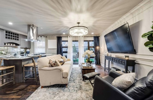 Luxury 1-Bedroom Dallas condo minutes from downtown, designed to Marriott Gold Standards and featuring the Pod Pro smart bed for peak comfort